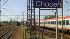 Kvůli nehodě musely ve stanici Choceň zastavit zároveň hned tři dálkové vlaky... Kvůli nehodě musely ve stanici Choceň zastavit zároveň hned tři dálkové vlaky...