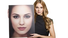 Gabriela Bendová s portrétem matematického modelu ideálu české krásy. Gabriela Bendová s portrétem matematického modelu ideálu české krásy.