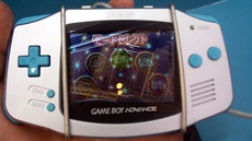 Dobová fotografie, na ní dríme GameBoy Advance