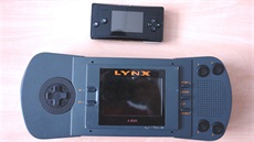 První verze Atari Lynx, na kterým je Gameboy Micro.