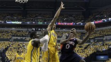 Jeff Teague z Atlanty zakončuje v utkání proti Indianě. Jeff Teague z Atlanty zakončuje v utkání proti Indianě.