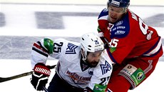Danis Zaripov z Magnitogorsku a Jakub Matai z Lva Praha bojují o puk. Danis Zaripov z Magnitogorsku a Jakub Matai z Lva Praha bojují o puk.