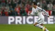 Útoník Gareth Bale z Realu Madrid s míem podniká útok smrem na bránu Bayernu