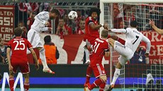 Obránce Sergio Ramos z Realu Madrid práv dává gól do sít Bayernu Mnichov v