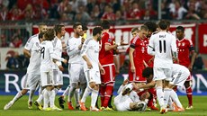 Obránce Dante z Bayernu Mnichov tvrd fauloval Cristiana Ronalda z Realu Madrid...