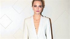 Supermodelka Cara Delevingne v bílém obleku Burberry v ínské anghaji