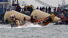 Záchranái do úterý 22. dubna vyprostiili z potopené lodi 104 mrtvých, dalí...