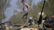 Ukrajinští vojáci na tanku u kontrolního stanoviště u vesnice Malinovka 20 km... Ukrajinští vojáci na tanku u kontrolního stanoviště u vesnice Malinovka 20 km...