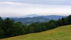 Ještěd z Kozákova, v popředí Besedice a Sokol Ještěd z Kozákova, v popředí Besedice a Sokol