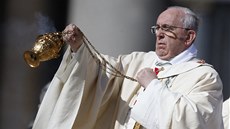 Pape Frantiek slouí velikononí mi na Svatopetrském námstí ve Vatikánu. 