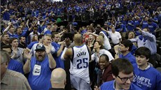 MU INU. Vince Carter slaví s fanouky Dallasu rozhodující ko proti San