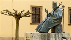 Socha papeže Jana Pavla II. je na nádvoří Nového Adalbertina v Hradci Králové... Socha papeže Jana Pavla II. je na nádvoří Nového Adalbertina v Hradci Králové...