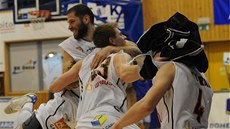 Basketbalisté Děčína slaví vítězství. Basketbalisté Děčína slaví vítězství.