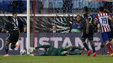 Mark Schwarzer, branká Chelsea, zasahuje proti stele na stadionu Atlétika.