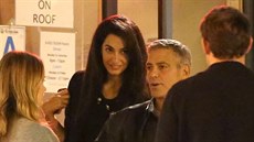 Amal Alamuddinová a George Clooney na veei s páteli (27. bezna 2014)