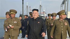 Kim  ong-un v únoru navtívil armádní rybáskou oblast (22. 4. 2014).