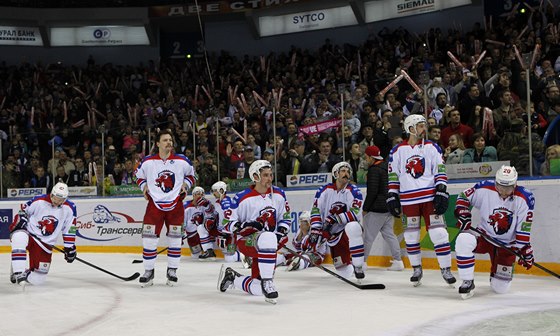 ZKLAMÁNÍ. Hokejisté praského Lva po sedmém finále KHL na led Magnitogorsku.