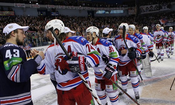 DSTOJNÉ LOUENÍ. Hokejisté praského Lva (v bílém) zdraví po sedmém finále KHL