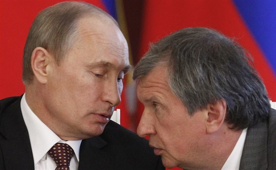 Ruský prezident Vladimir Putin a éf ruského státního gigantu Rosnft Igor Sein