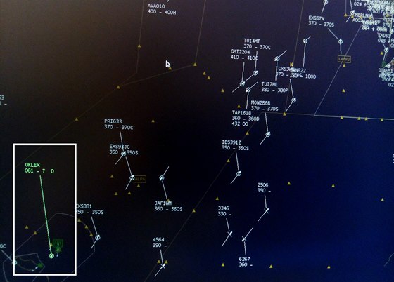 Snímky z radaru ízení letového provozu Lisabon ukazuje polohu letadla Jiího