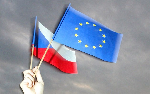 Lídé u Praského hradu oslavují výsledek referenda o vstupu do EU. (14. ervna...