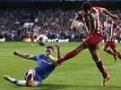 Gary Cahill z Chelsea ve skluzu blokuje stelu Diega Costy z Atlétika Madrid v...