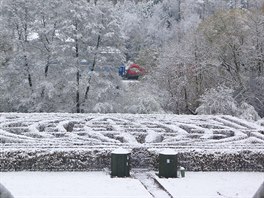 Pdorys labyrintu tvo zjednoduen kresba zemskho glbu.