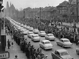 RAKOVNÍK 1959. Prvomájový prvod pes centrum Rakovníka v roce 1959 doplnila...