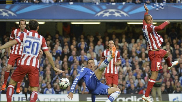 Fernando Torres se  staten bojuje s obranou Atltika Madrid.