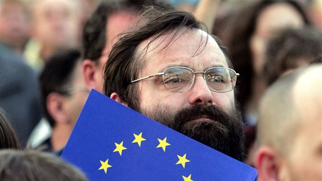 Lid pili oslavit vstup eska do EU teba na Staromstsk nmst v Praze. (30. dubna 2004)