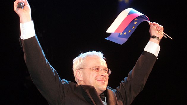 Premir Vladimr pidla pi oslavch vstupu eska do Evropsk unie na Staromstskm nmst v Praze. (1. kvtna 2004)