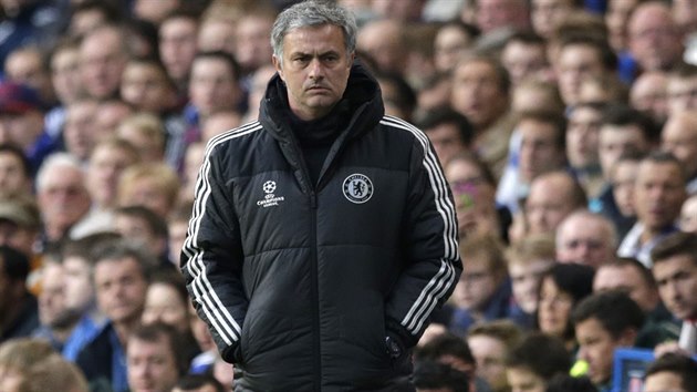 Jos Mourinho, trenr Chelsea, sleduje prbh semifinlov odvety proti Atltiku Madrid.