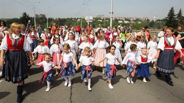 Prvomjov prvody prochz samotnm centrem Zlna. Snmek je z roku 2013.