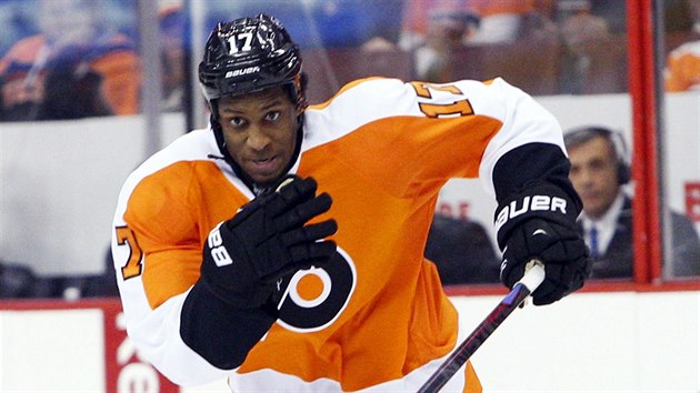 Hrdina veera. Wayne Simmonds pispl hattrickem k vhe Philadelphie v estm souboji s New York Rangers.