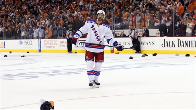 Dominic Moore z New York Rangers jen sleduje, jak se na led sn epice po hatrricku Wayna Simmondse z Philadelphie.