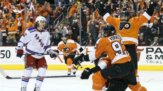 Jakub Vorek (druh zprava) z Philadelphie gratuluje ke glu kleccmu stelci  Waynu Simmondsovi. Vpravo js Scott Hartnell, Carl Hagelin (vlevo) z  NY Rangers jen smutn pihl.