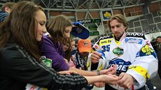 Dvacet minut trápil svými zákroky fanoušky na bruslích, potom Jiří Trvaj... Dvacet minut trápil svými zákroky fanoušky na bruslích, potom Jiří Trvaj...