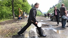Starosta Nového Jičína Jaroslav Dvořák prochází místem u hostašovické... Starosta Nového Jičína Jaroslav Dvořák prochází místem u hostašovické...