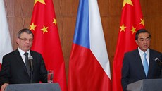 eský ministr zahranií Lubomír Zaorálek (vlevo) na návtv íny. Na snímku je...