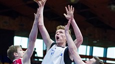 Extraliga do 17 let: Marko Savič (v bílém) ze Sokola pražského zakončuje na koš... Extraliga do 17 let: Marko Savič (v bílém) ze Sokola pražského zakončuje na koš...