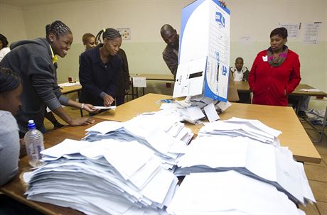 Sítání hlas pi volbách v Jihoafrické republice, ve volebním míst Embo.