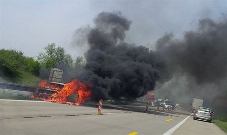 Hoící vz zastavil na 16. kilometru dálnice D2 doprave ve smru na Bratislavu. ilustraní snímek