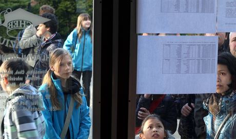 Jednotné pijímací zkouky na stední koly se konají v osmi krajích, ministerstvo je chce zavést vude (snímek je z chebského gymnázia).