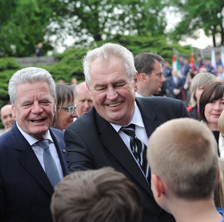 Nmecký prezident Joachim Gauck na návtv Terezína v doprovodu eského...