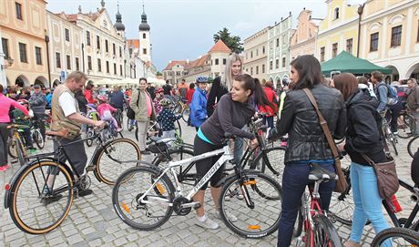 Pedevím omladina dorazila na nových strojích obleená do sportovních...