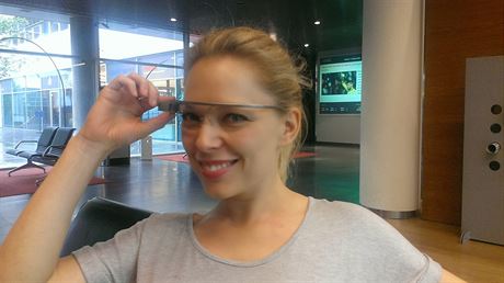 Modertorka Martina Hebkov z ka mla z Google Glass radost, a to jet ani...