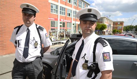 Zlíntí policisté (vpravo Jií Galda) uctili smutení páskou na uniform...