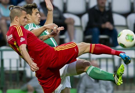 Jakub Mare z Dukly (vlevo) a Josef Jindiek z Bohemians.