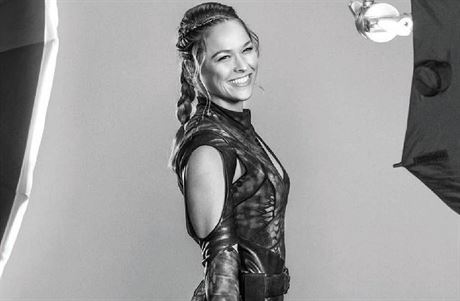 Ronda Rousey na plaktu k filmu Expendables 3
