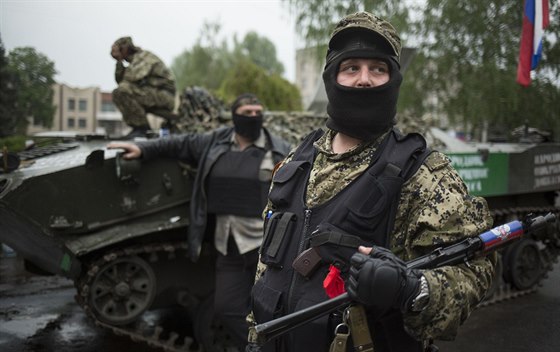 Prorutí separatisté ve Slavjansku na východ Ukrajiny (3. kvtna 2014)